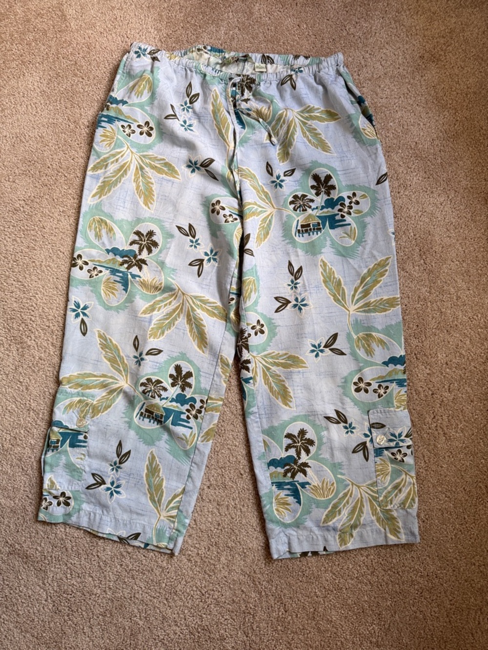 Tommy Bahama Ladies Washable Silk Hawaiian Cargo Cropped Pants. Size 10